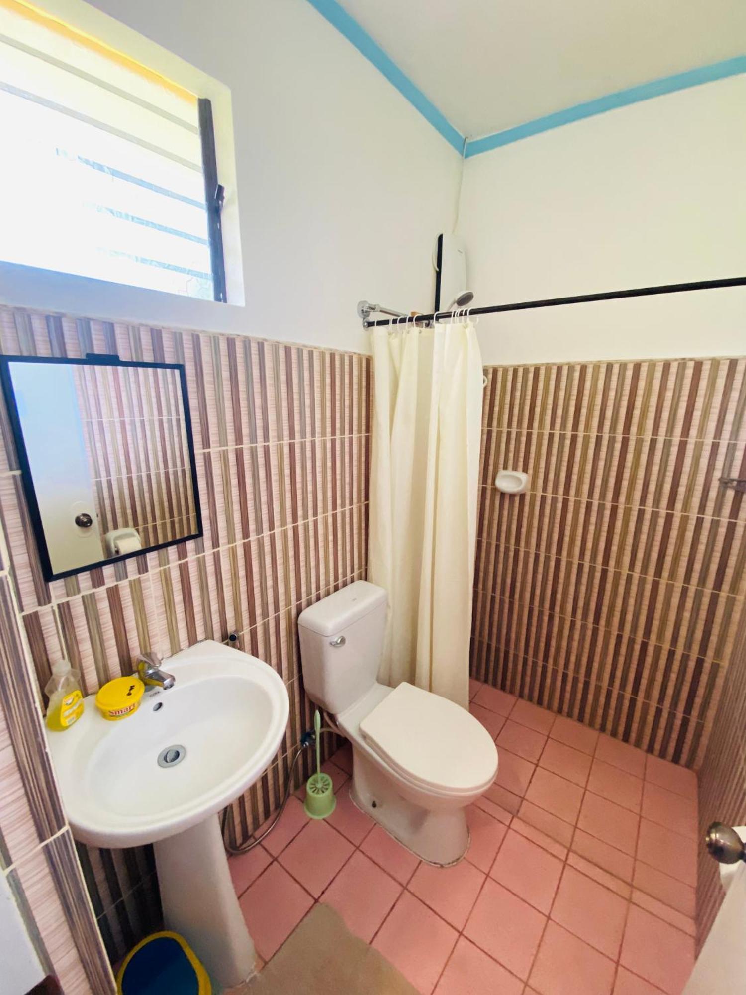 Uptown Guesthouse Siquijor Værelse billede